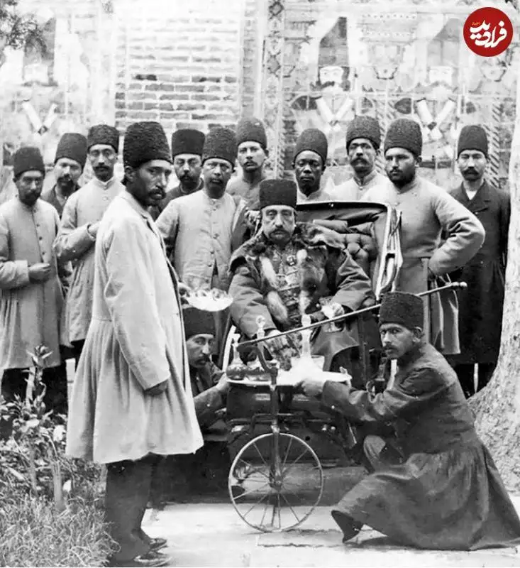 عکس؛ سفر به تاریخ؛ «ناصرالدین شاه» سوار بر سه چرخۀ سلطنتی در حیاط کاخ گلستان