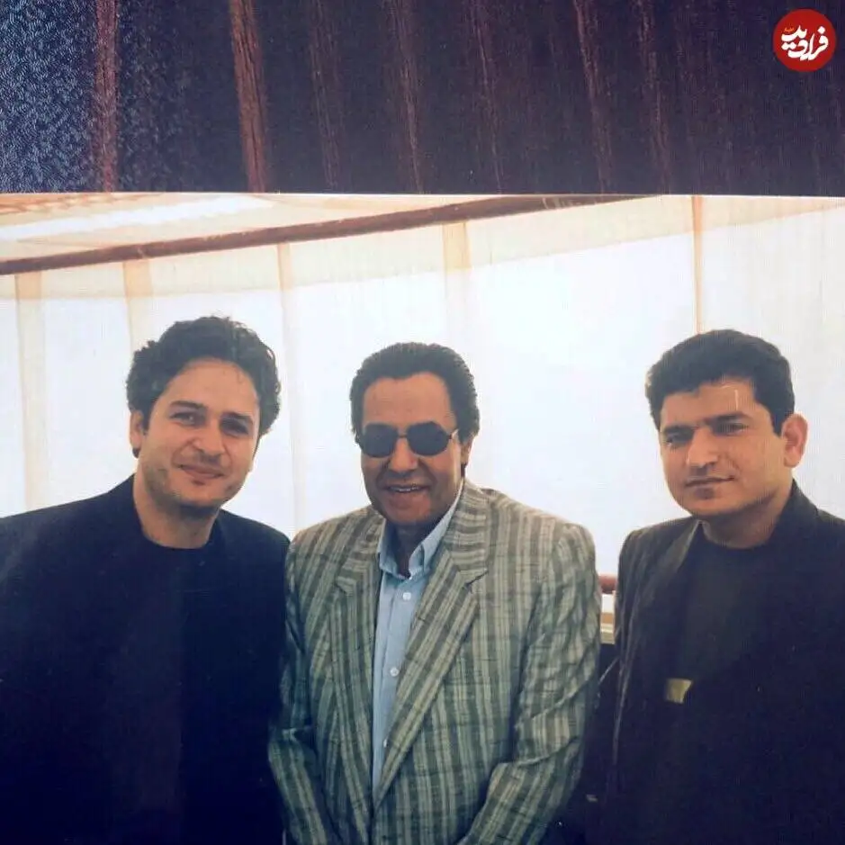 عکس؛ سفر در زمان؛ «امیر تاجیک در کنار خسرو شکیبایی» در جزیره کیش؛ سال 1381