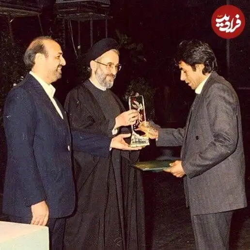 عکس؛ سفر در زمان؛ «خسرو شکیبایی» در حال دریافت جایزه از دست سیدمحمد خاتمی؛ سال 68