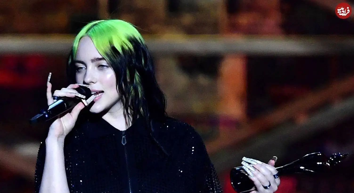 عکس؛ سفر در زمان؛ «بیلی ایلیش 18 ساله» بعد دریافت یک جایزه مشهور موسیقی؛ سال 99