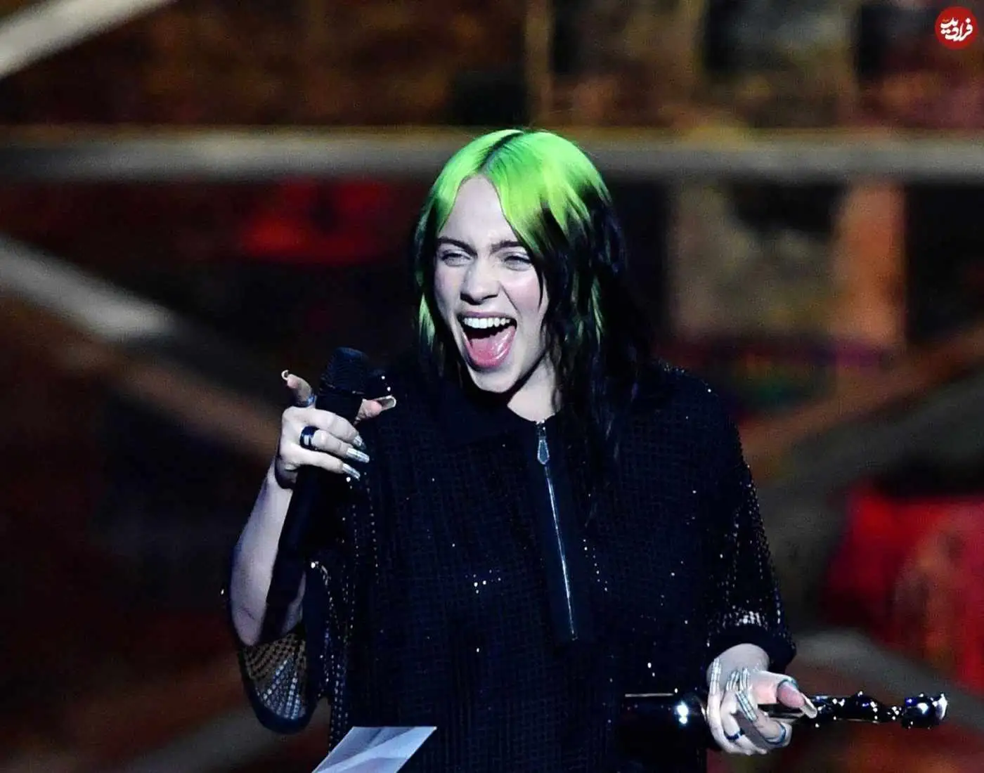 عکس؛ سفر در زمان؛ «بیلی ایلیش 18 ساله» بعد دریافت یک جایزه مشهور موسیقی؛ سال 99