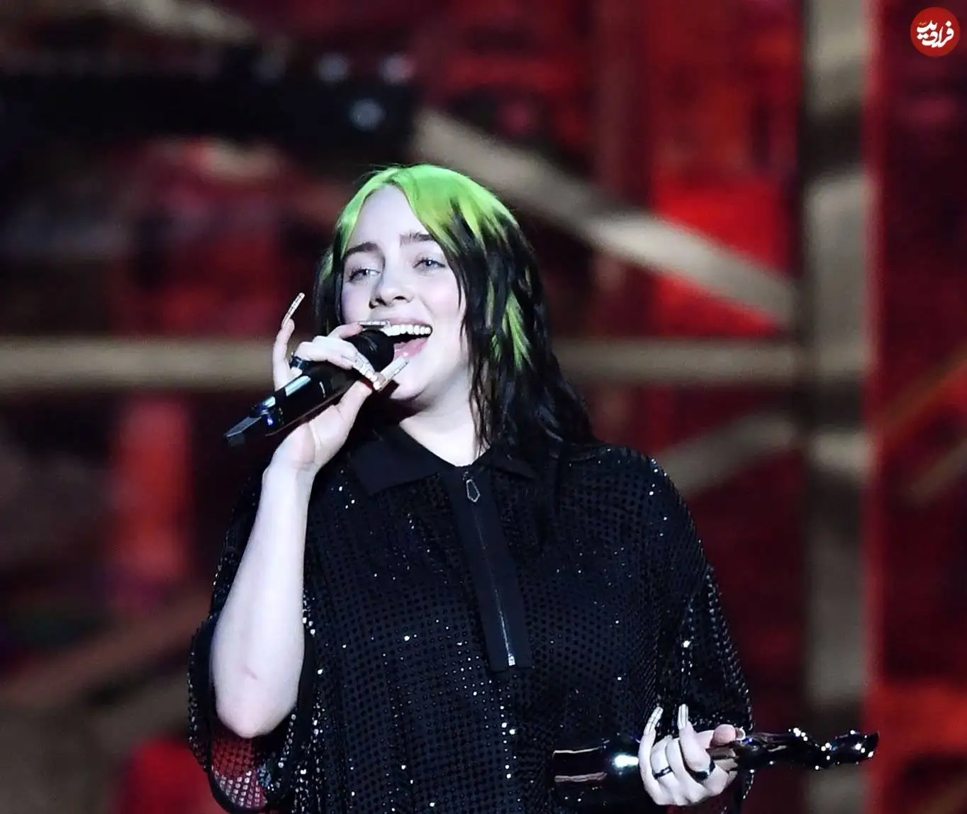 عکس؛ سفر در زمان؛ «بیلی ایلیش 18 ساله» بعد دریافت یک جایزه مشهور موسیقی؛ سال 99