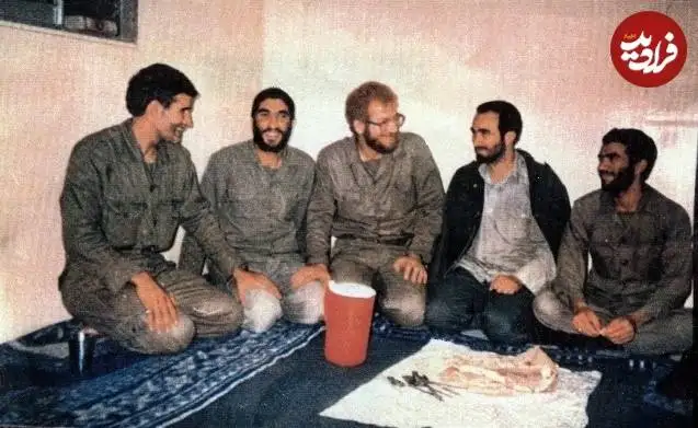 عکس؛ سفر در زمان؛ «شهید خرازی، بروجردی و احمد کاظمی» کنار سفره شام؛ دهه 60