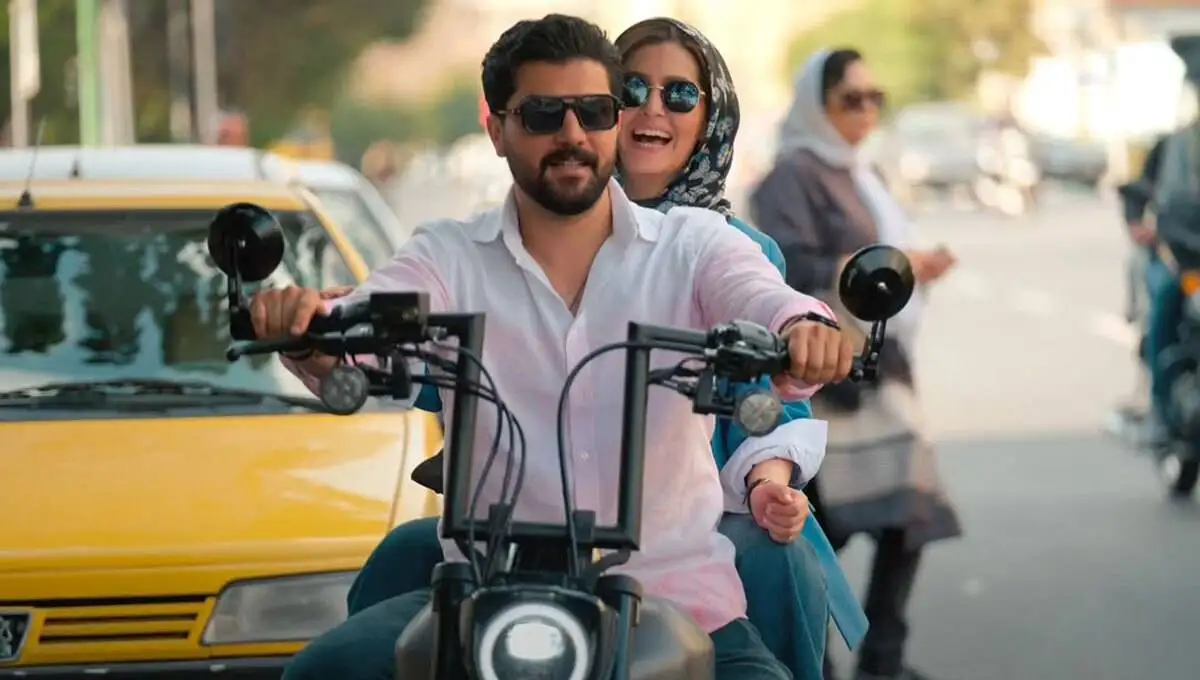 تصاویر؛ پردیس احمدیه و سینا مهراد سوار بر موتور در سریال «از یاد رفته»