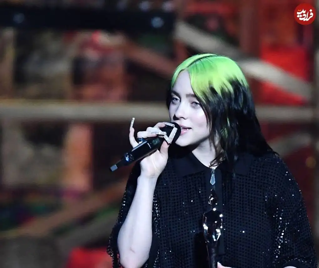 عکس؛ سفر در زمان؛ «بیلی ایلیش 18 ساله» بعد دریافت یک جایزه مشهور موسیقی؛ سال 99