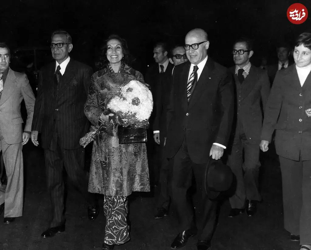 عکس؛ سفر در زمان؛ استقبال شریف امامی از «نصرت بوتو» در فرودگاه مهرآباد؛ دهه 50