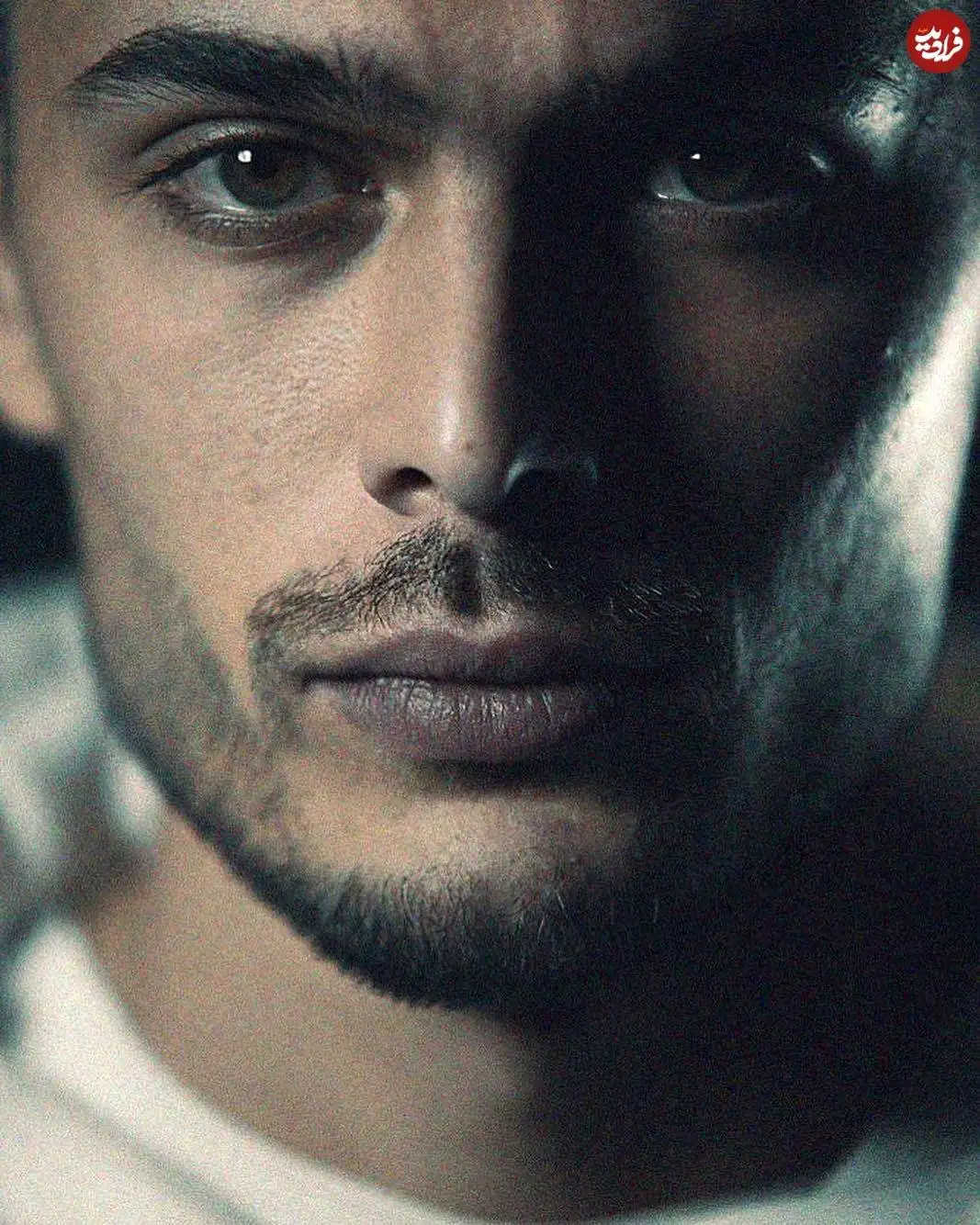 عکس؛ سفر در زمان؛ «مصطفی پسر فخرالدین» در سریال طوبی در سال 1399