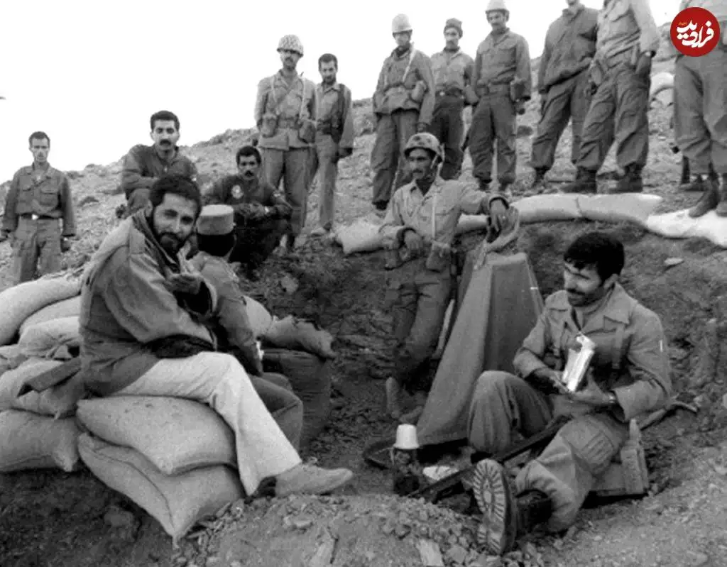 عکس؛ سفر در زمان؛ «صیاد شیرازی» در حال بازدید از یک محور عملیاتی در دوران جنگ؛ دهه 60