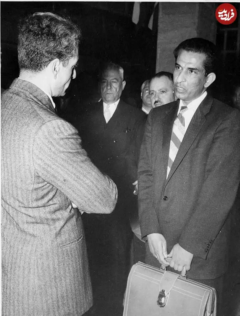 عکس؛ سفر در زمان؛ «جمشید آموزگار در حال گفتگو با محمدرضا پهلوی»؛ سال 1337