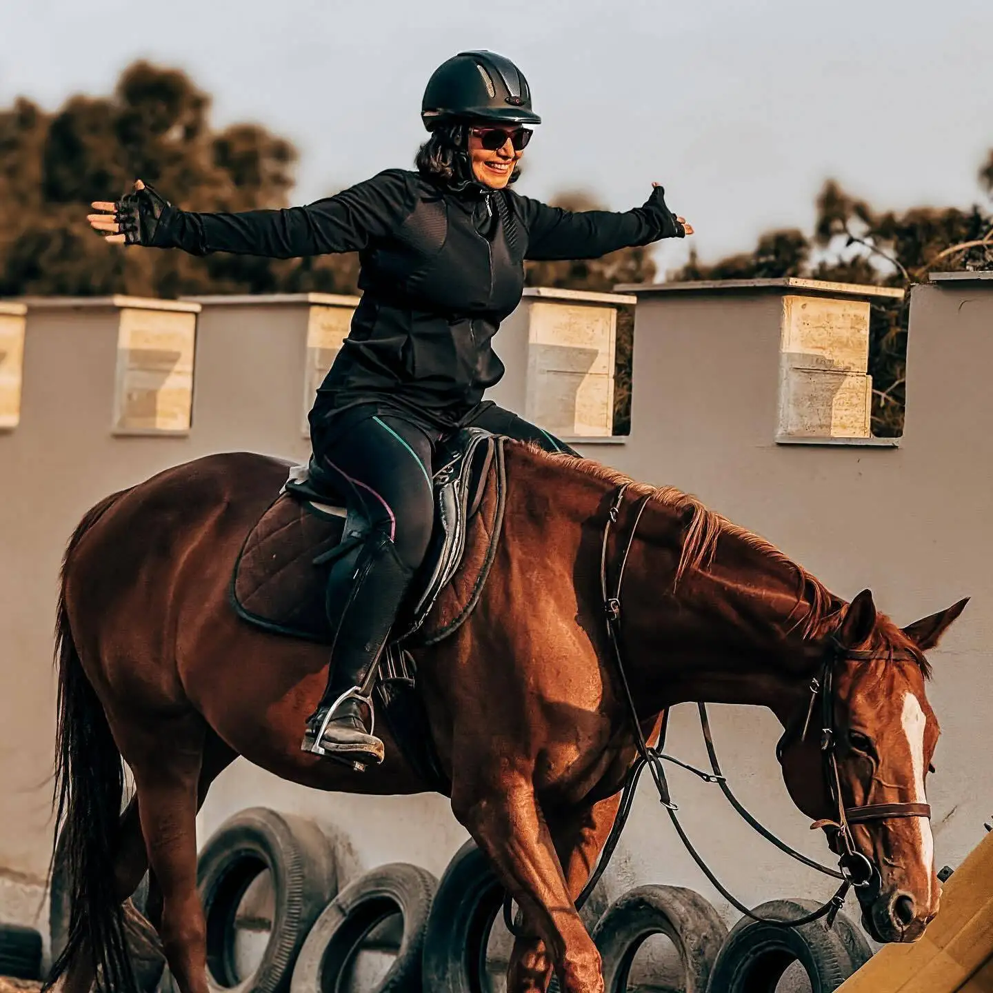 تصاویر؛ الهام پاوه نژاد با استایل متفاوت اسب سواری؛ «دلتنگ شاینی شدم»