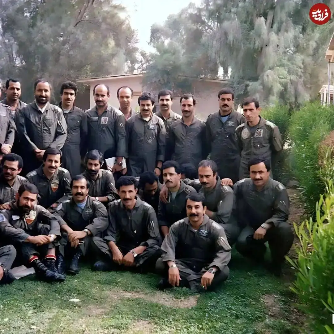 تصویر؛ سفر در زمان؛ عکس یادگاری «خلبانان پایگاه چهارم شکاری دزفول»؛ اواخر دهه 50
