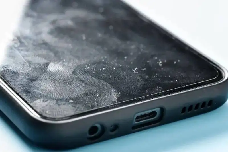 میکروب هایی که باور نمی کنید روی گوشی شماست؛ روش ضدعفونی آن