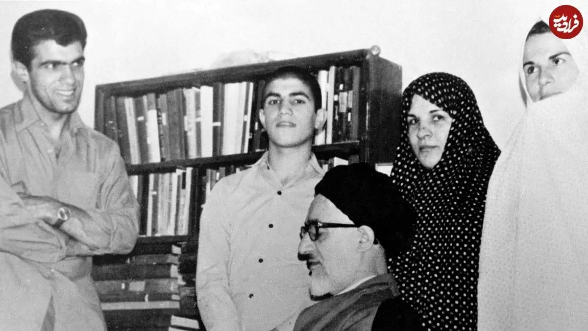 عکس؛ سفر در زمان؛ «آیت الله طالقانی» در کنار همسر و فرزندان اش؛ سال 1347