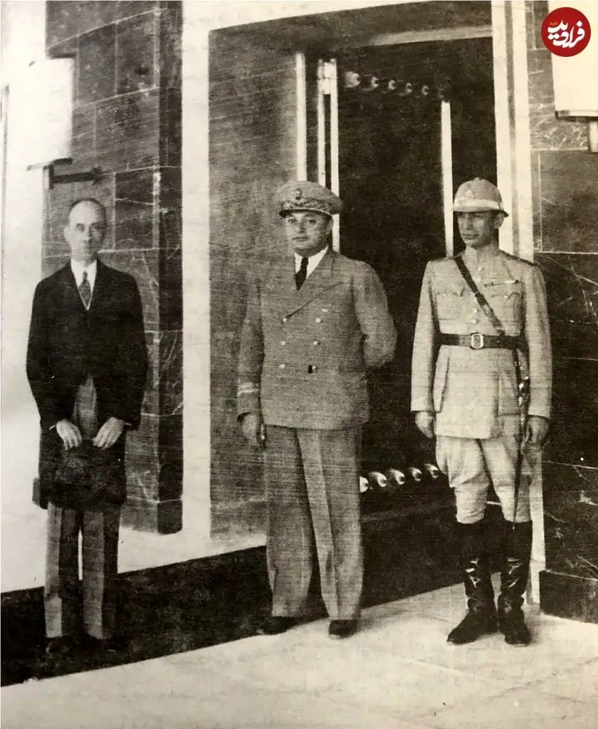 عکس؛ سفر در زمان؛ «سرپاس مختاری و سرلشکر نخجوان در کنار علی منصور»؛ سال 1320
