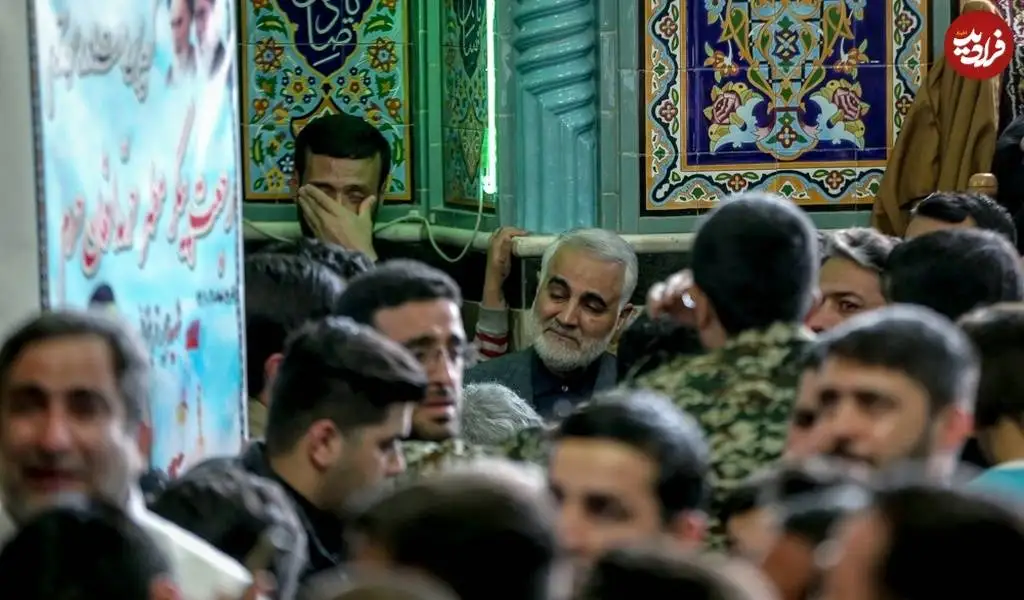 عکس؛ سفر در زمان؛ «سردار سلیمانی» در حال گریه کردن در یک مراسم ختم؛ دهه 90