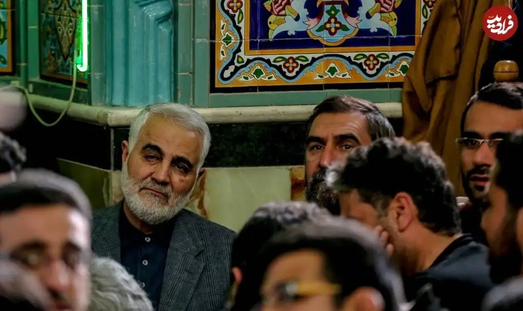 عکس؛ سفر در زمان؛ «سردار سلیمانی» در حال گریه کردن در یک مراسم ختم؛ دهه 90