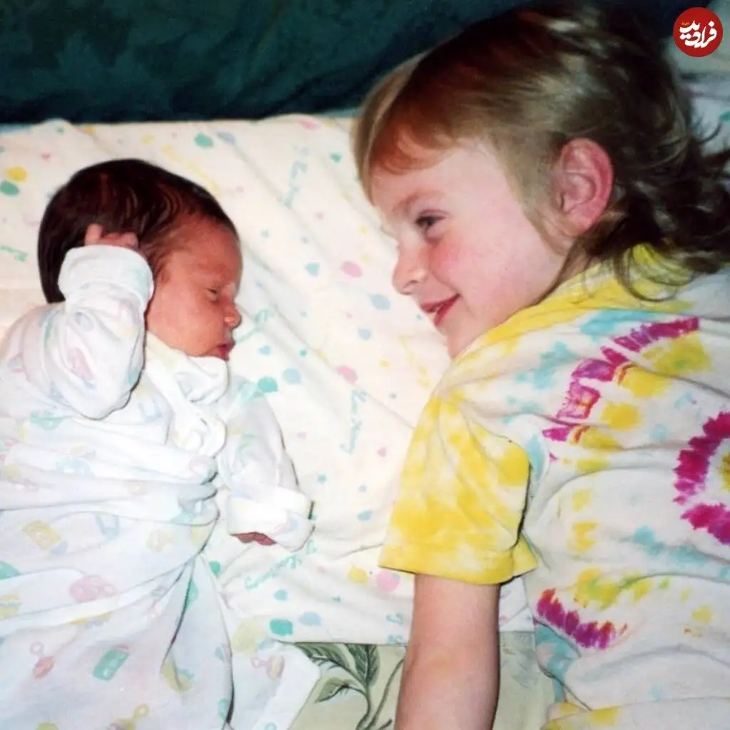 عکس؛ سفر در زمان؛ «بیلی ایلیش» در روزهای نخست تولد در کنار برادرش؛ سال 1380