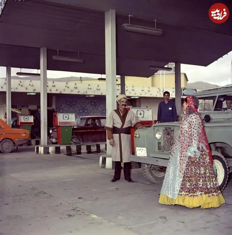 عکس؛ سفر به تاریخ؛ زن و مرد شیرازی با لباس محلی در پمپ بنزین؛ سال 1353