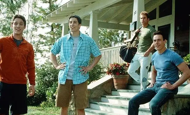 فاش شدن درآمد 6 رقمی ستاره فیلم های american pie در جریان طلاق از همسرش