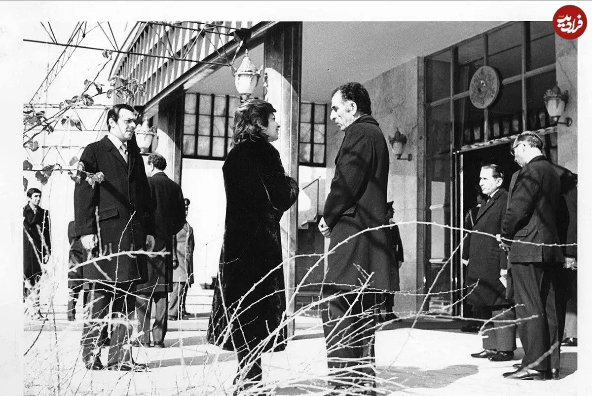 عکس؛ سفر در زمان؛ «جمشید آموزگار» در حال گفتگو با اشرف پهلوی؛ دهه 40