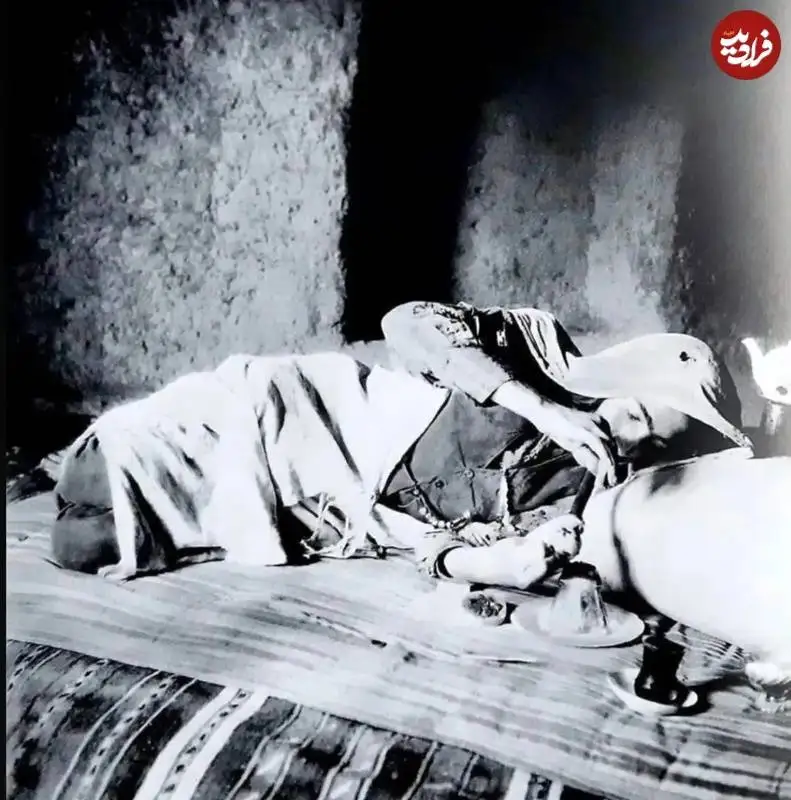 عکس؛ سفر به تاریخ؛ عکس دیده نشدۀ «زن ایرانی» در حال کشیدن «تریاک» در دوران رضاخان
