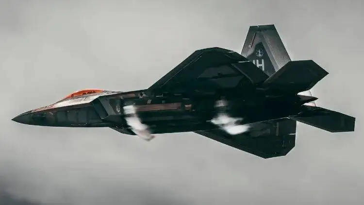 تصاویر؛ سلاح مخفی جنگنده j-20 چین دربرابر f-22 آمریکا؛ نبرد «پرنده شکاری» و «اژدها»