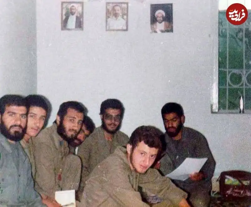 عکس؛ سفر به تاریخ؛ «سید حسن نصرالله» بدون عبا و عمامه در کنار رزمنده های ایرانی؛ دهۀ 60