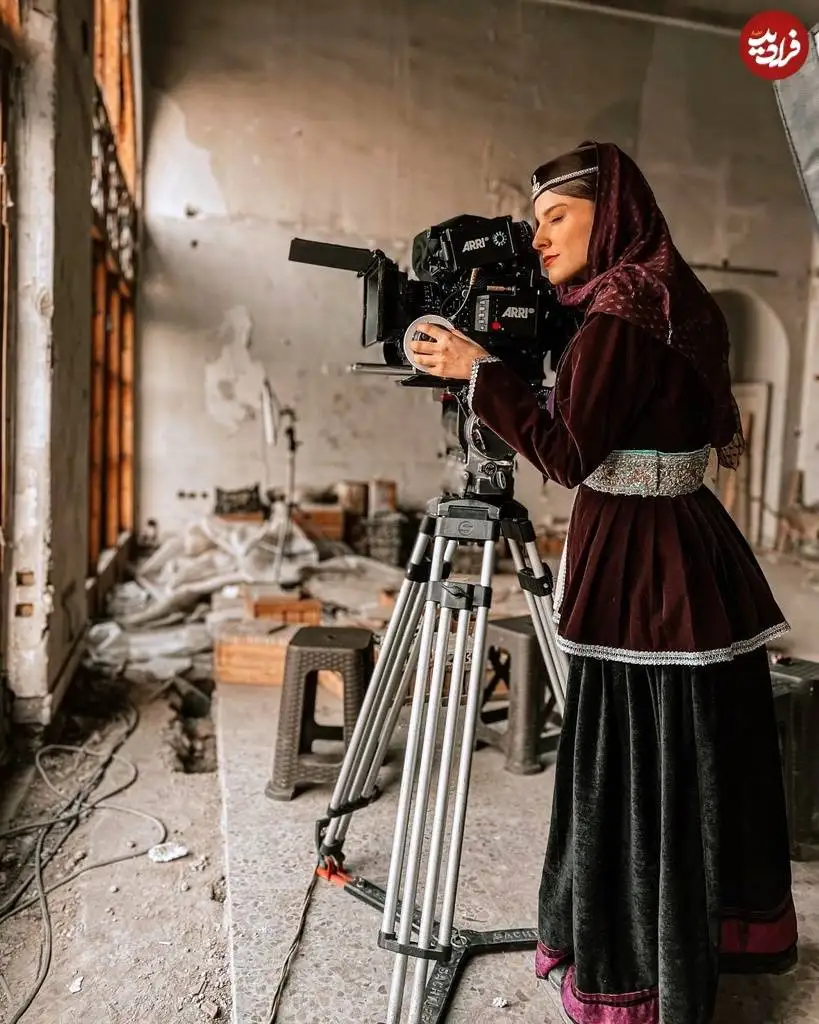 عکس؛ سفر در زمان؛ «سارا گرجی» در پشت صحنه سریال جیران؛ سال 1401