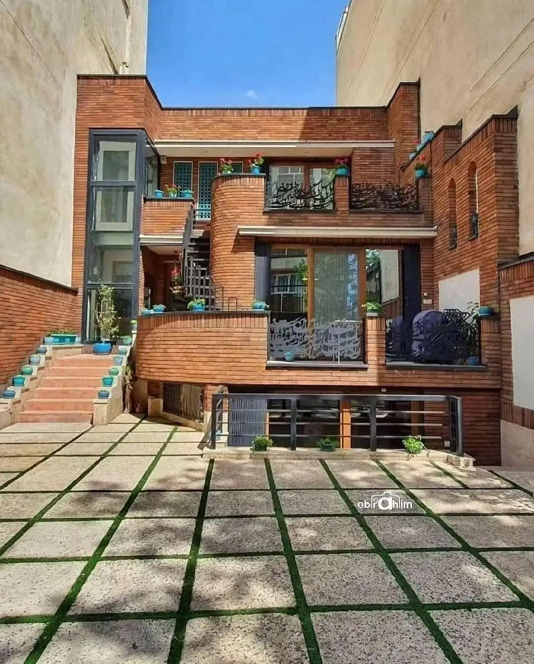 تصاویر؛ خانه 60 ساله تهرانی جانی دوباره گرفت؛ معماری زیبایی که رهگذارن را نیز جذب می کند