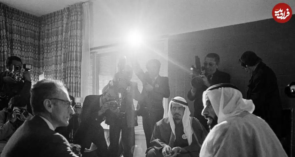 عکس؛ سفر در زمان؛ «محمدرضا پهلوی در حال روبوسی با بنیانگذار امارات»؛ سال 1353