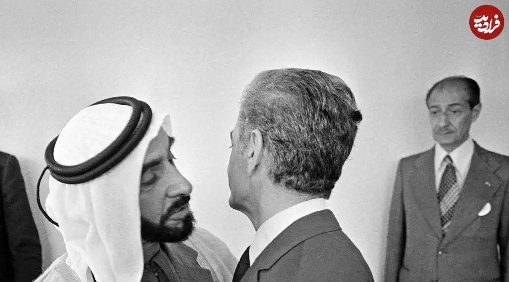 عکس؛ سفر در زمان؛ «محمدرضا پهلوی در حال روبوسی با بنیانگذار امارات»؛ سال 1353