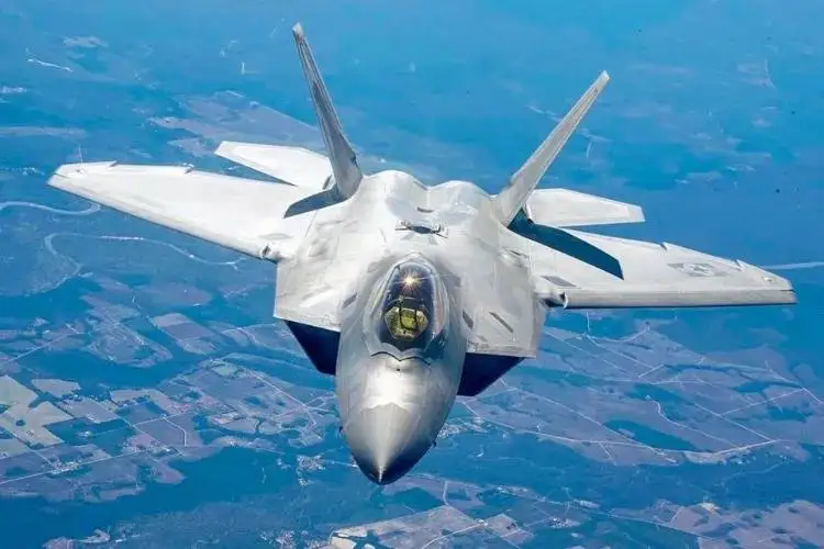 تصاویر؛ سلاح مخفی جنگنده j-20 چین دربرابر f-22 آمریکا؛ نبرد «پرنده شکاری» و «اژدها»