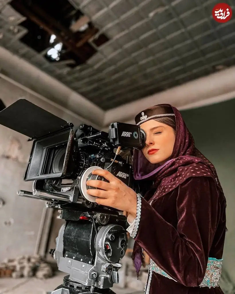عکس؛ سفر در زمان؛ «سارا گرجی» در پشت صحنه سریال جیران؛ سال 1401