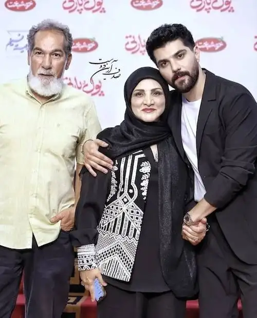 عکس؛ قاب خانوادگی سینا مهراد و پدر و مادرش جلب توجه کرد