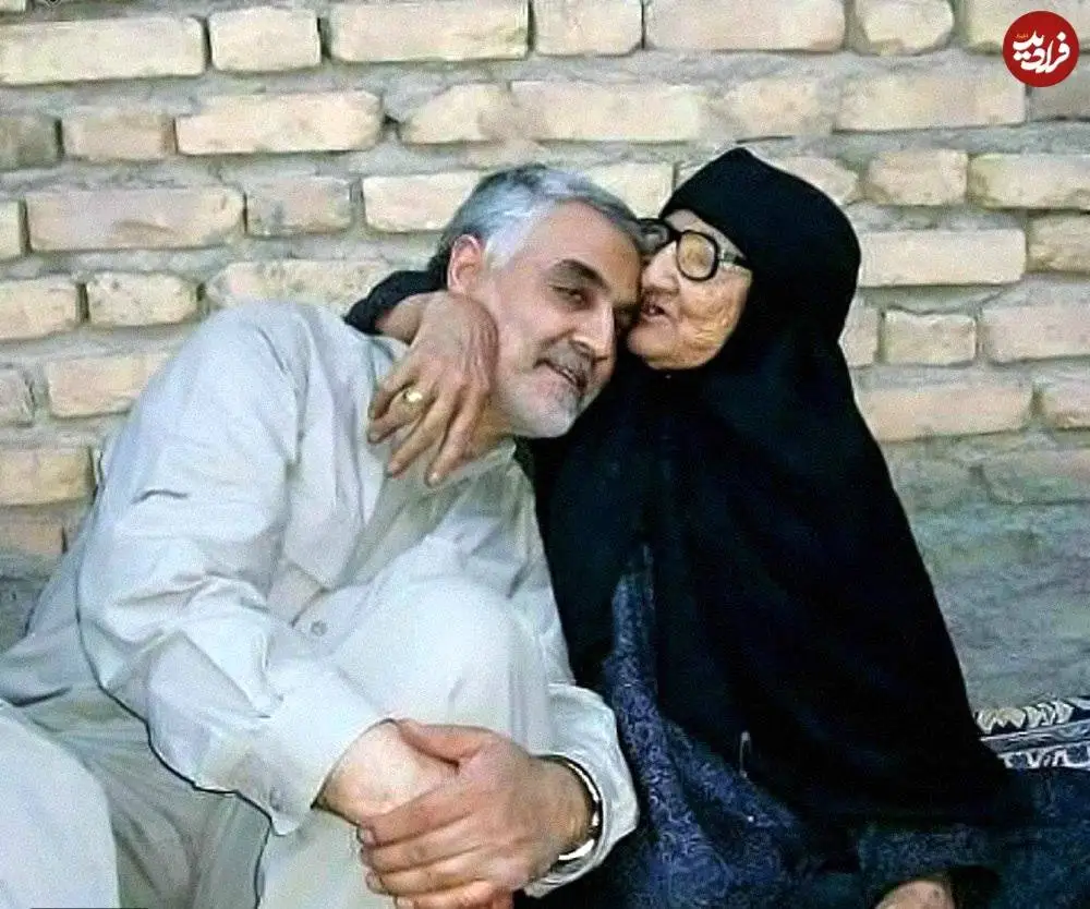 عکس؛ سفر در زمان؛ سردار سلیمانی در آغوش مادر؛ دهه 80