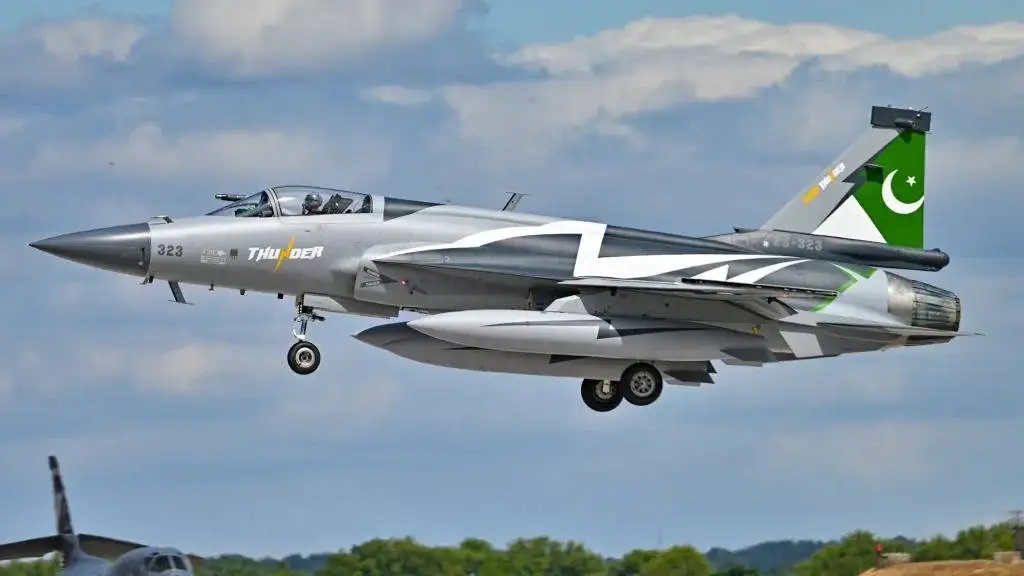 تصاویر؛ j-10 در مقابل jf-17؛ تفاوت   دو جنگنده چینی در چیست؟