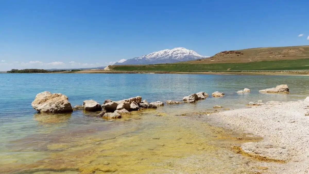 عکس؛ گرداب های عجیب و کمیاب در بزرگ ترین دریاچه جوشان جهان