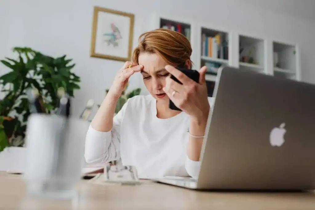 انواع بوی بدن نشانه چه بیماری هایی هستند؛ از بوی ماهی گندیده تا میوه رسیده