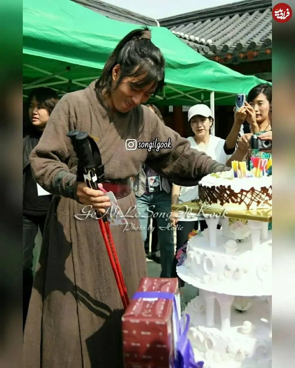 عکس؛ سفر در زمان؛ «سونگ ایل گوک» در حال برش زدن کیک تولدش در پشت صحنه سریال جومونگ