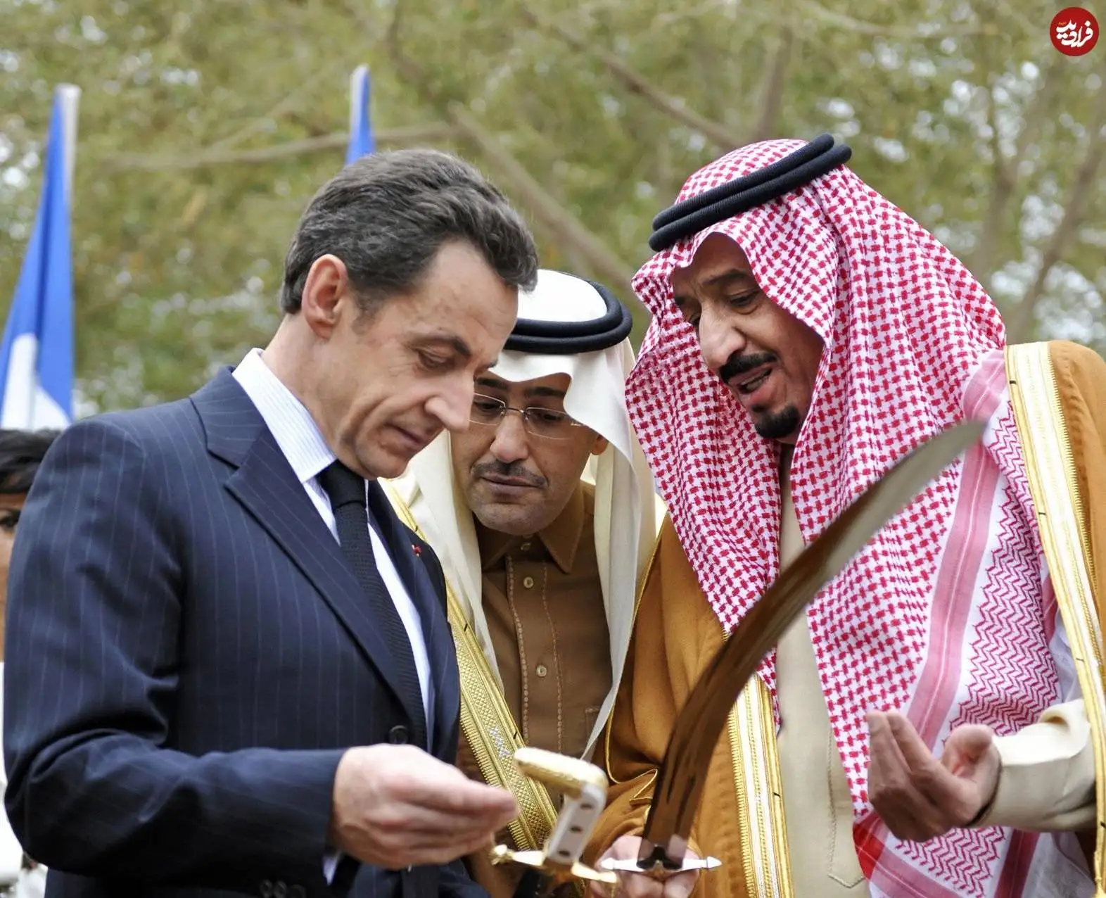 عکس| سفر در زمان؛ «ملک سلمان، پادشاه مصر» در حال معرفی شمشیر سلطنتی به سارکوزی؛ سال 1386