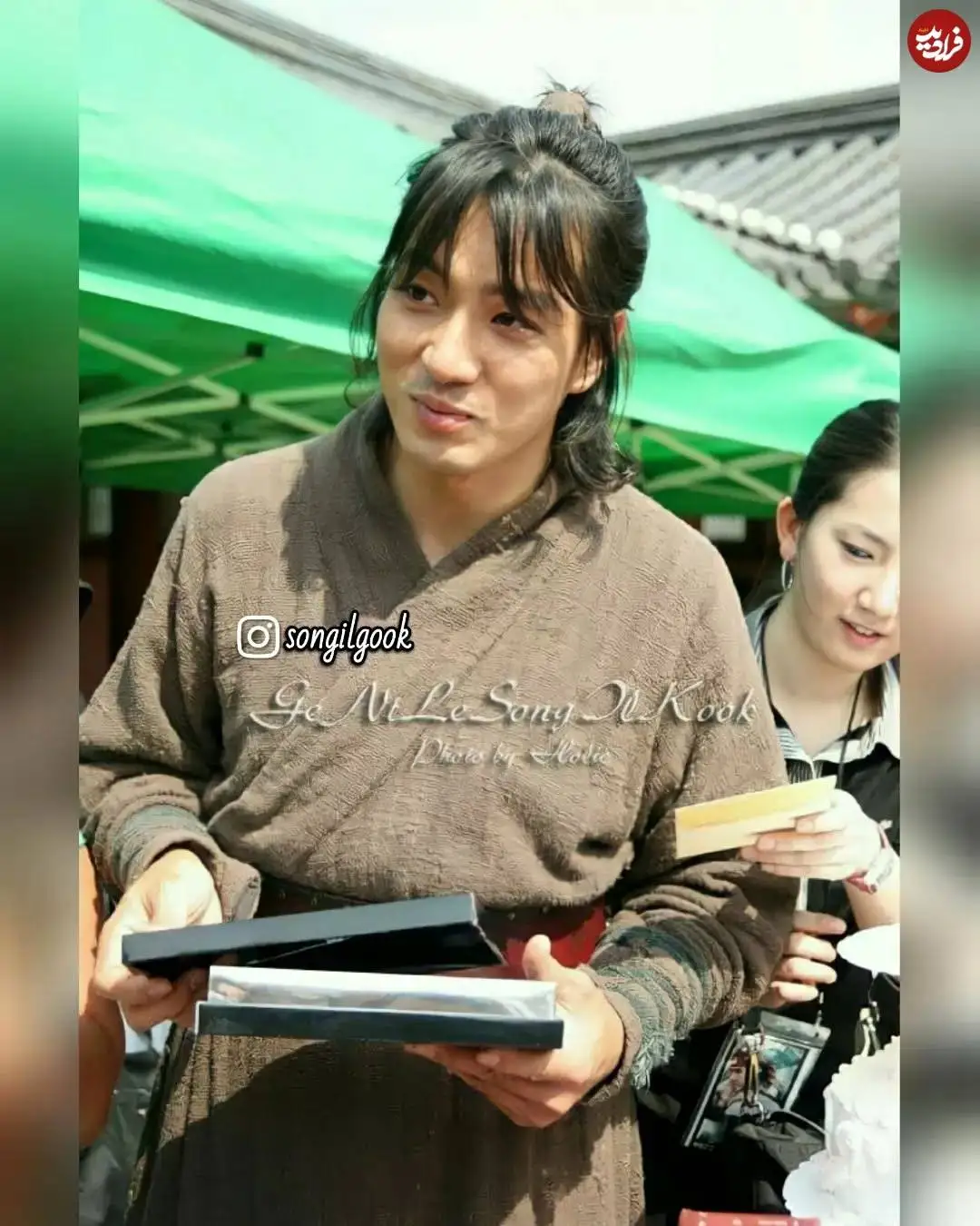 عکس؛ سفر در زمان؛ «سونگ ایل گوک» در حال برش زدن کیک تولدش در پشت صحنه سریال جومونگ