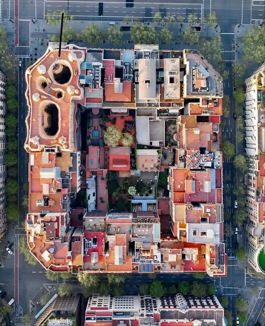 تصاویر؛ سفری به قلب معماری مدرنیسم؛ کازا میلا از زمین و آسمان در قاب دوربین عکاسان