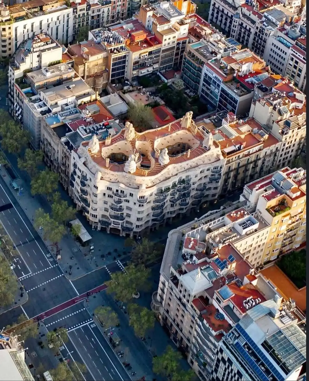 تصاویر؛ سفری به قلب معماری مدرنیسم؛ کازا میلا از زمین و آسمان در قاب دوربین عکاسان