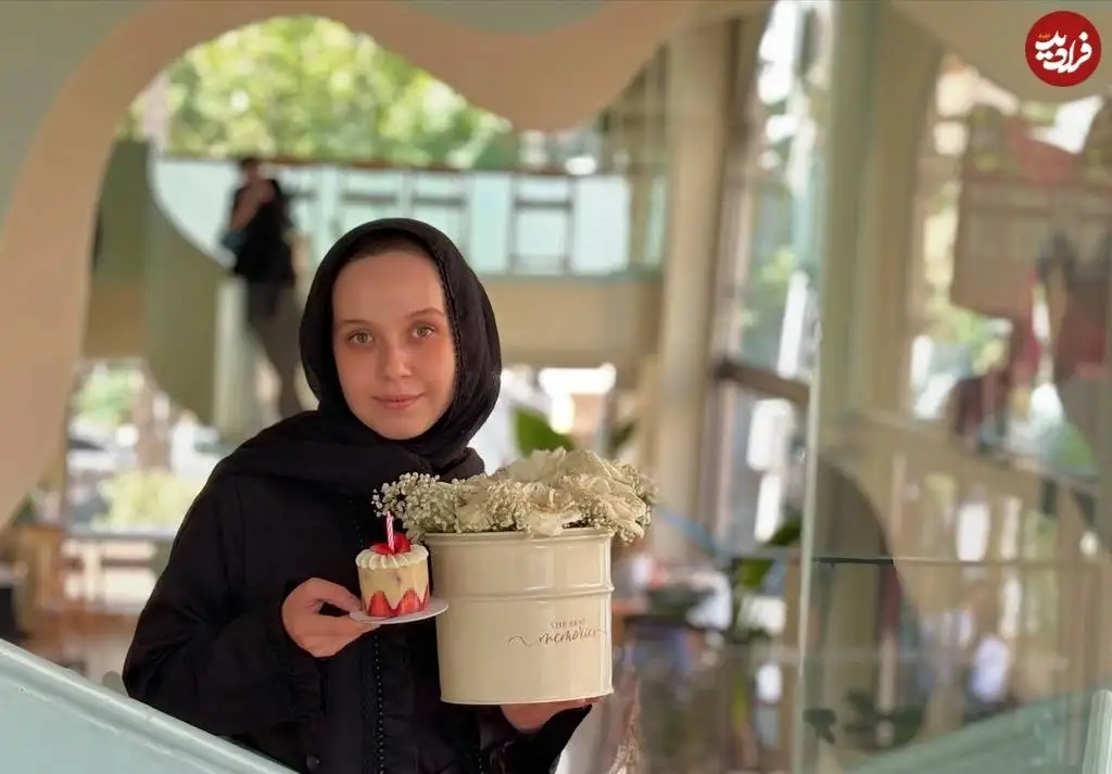عکس| سفر در زمان؛ «فاطمه محمدی فر» مجری تلویزیون در جشن تولد 24 سالگی اش