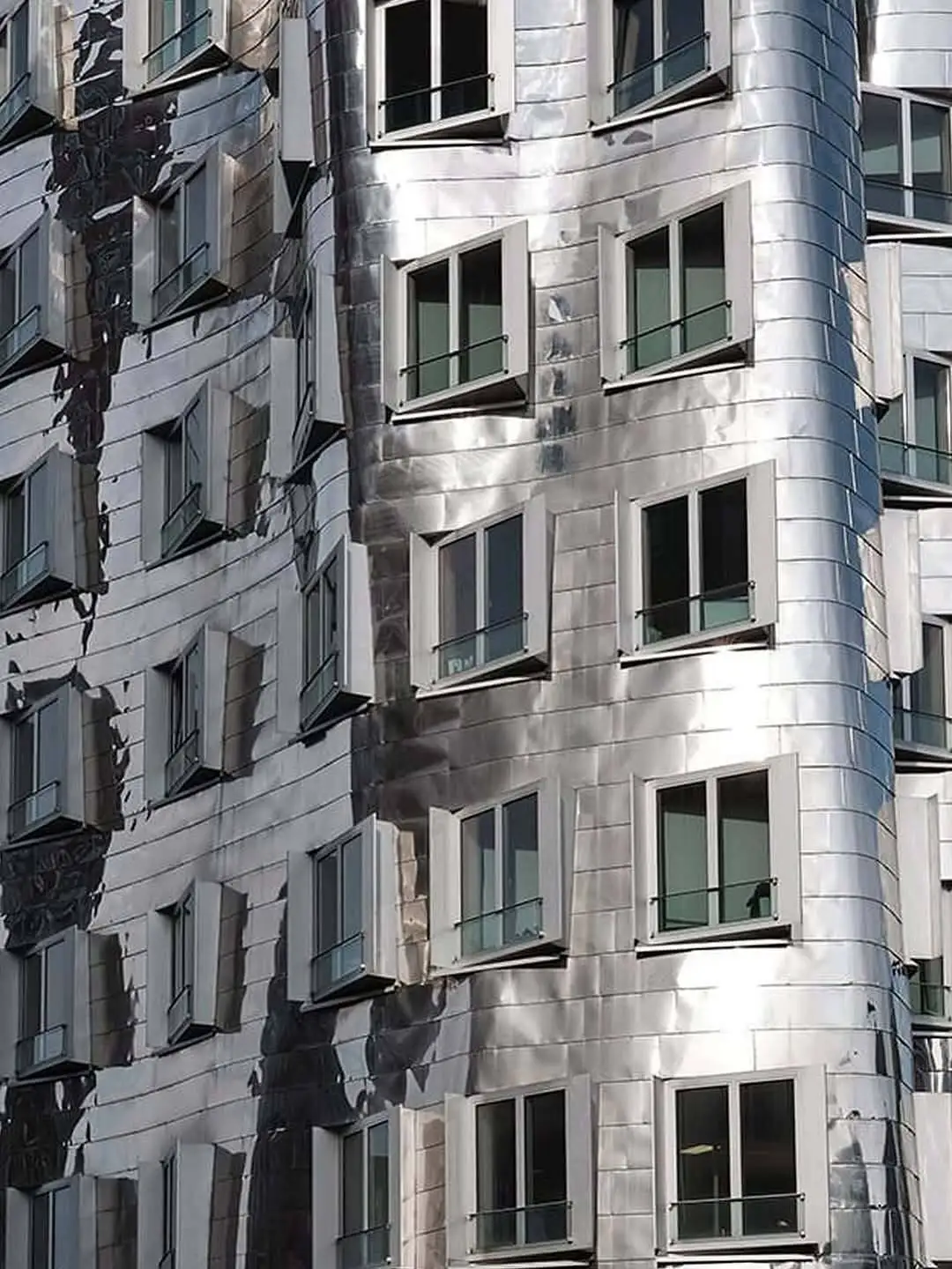 تصاویر؛ یک ساختمان نامتعارف در دوسلدورف آلمان