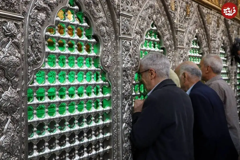 عکس؛ سفر در زمان؛ «سرلشکر باقری» در حال زیارت حرم امام حسین؛ سال 1402