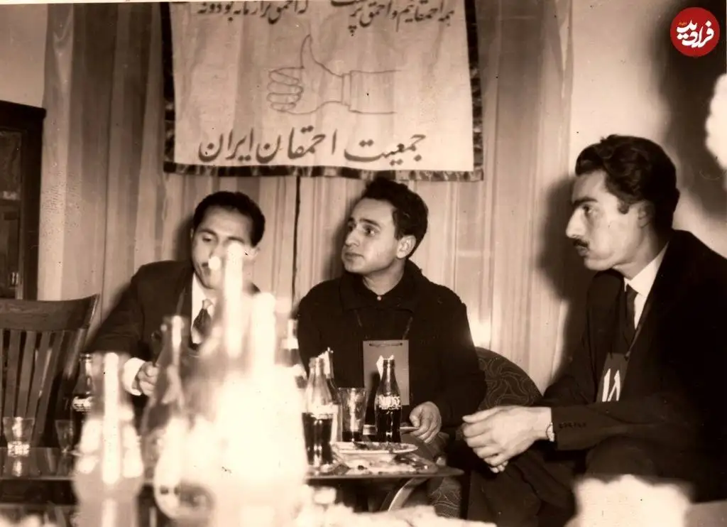 عکس| سفر در زمان؛ سه عضو جمعیت احمقان ایران در حال صرف ناهار؛ سال 1335