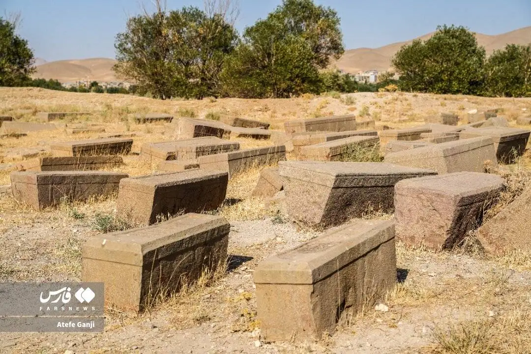 تصاویر؛ سنگ قبرهای خاص قبرستان ارامنه سیرَک را ببینید