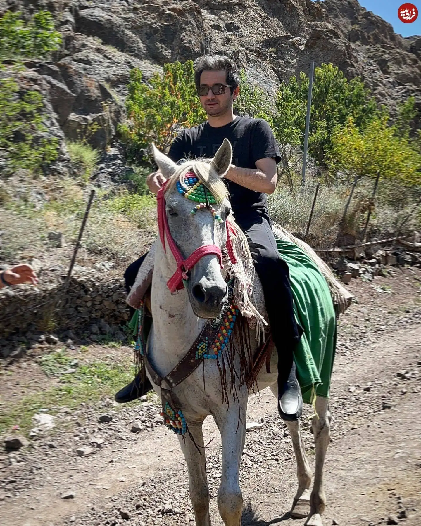 عکس| سفر در زمان؛ «نجم الدین شریعتی» در حال اسب سواری در اشکورات؛ سال 1401