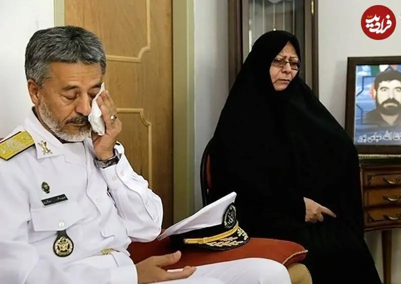 عکس| سفر به تاریخ؛ گریۀ «امیر دریادار سیاری» در دیدار خانواده شهید؛ سال 1394